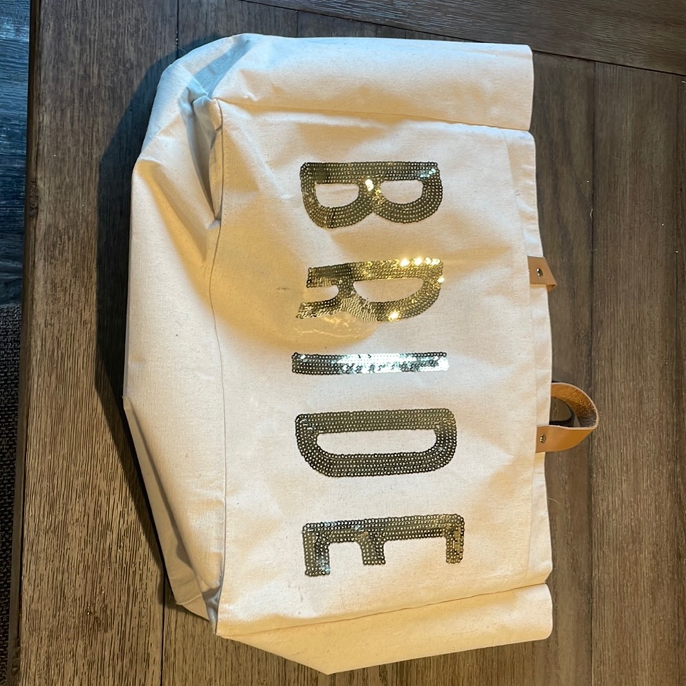 Bride bag, pretty good size! Got it for my wedding, don’t need it now!